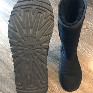 Size 6 black classic Ugg boots!